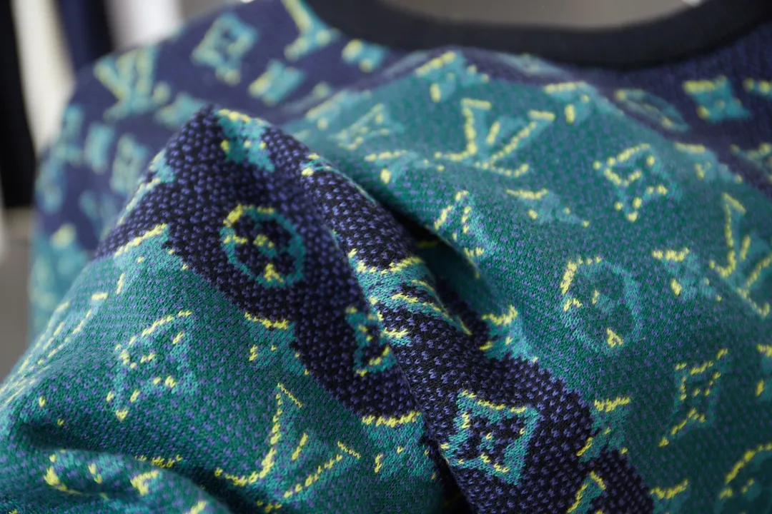 🅿️220 LV Louis 25ss spring and summer new style 3️⃣color jacquard knitted short-sleeved light luxury essential item for daily commuting for men and women Correct version Welcome to compare Detailed features · High-viscosity cotton material, high count cotton is added, dry and avoid stuffiness · Use exquisite intarsia patchwork technology to interpret Damier and Monogram patterns in soft indigo tones, with all-over intarsia patterns · Threaded neckline · Original main mark, washed tag, brand moisture-proof paper packaging Color: Green Size: S/M/L/XL
